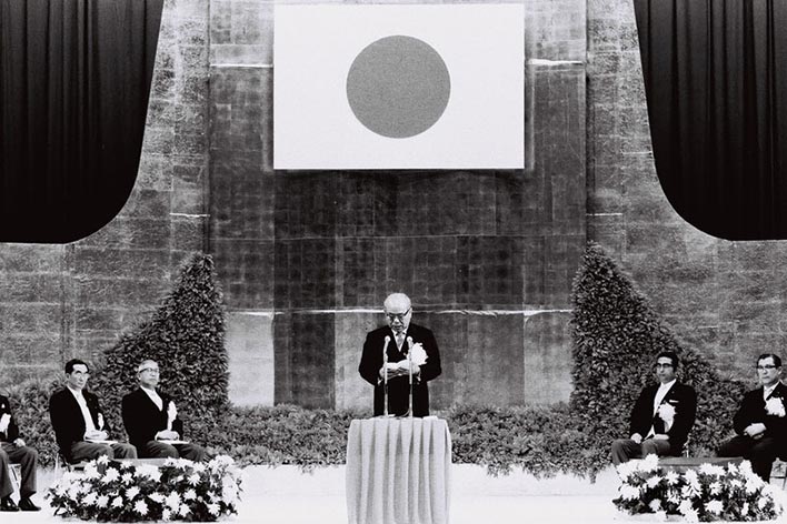 1972年5月15日、日本政府主催の沖縄復帰記念式典で式辞を述べる屋良朝苗知事。