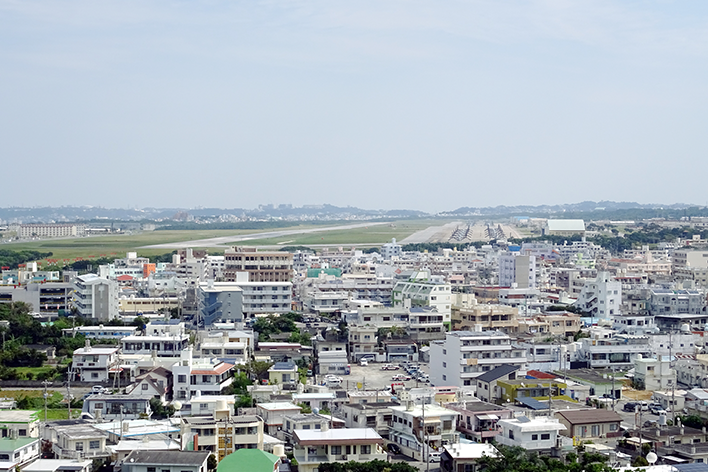 宜野湾市街地に隣接した普天間飛行場の様子。
